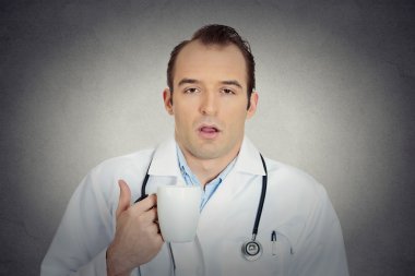 uykuya dalmak fincan kahve tutan genç komik doktor bitkin 