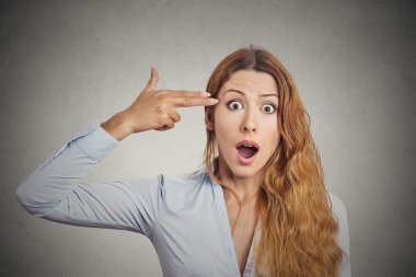 genç kadın el silah hareketi şok ile vurguladı