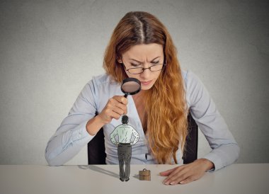 işkadını Büyüteç aracılığıyla küçük çalışan kuşkuyla bakıyor