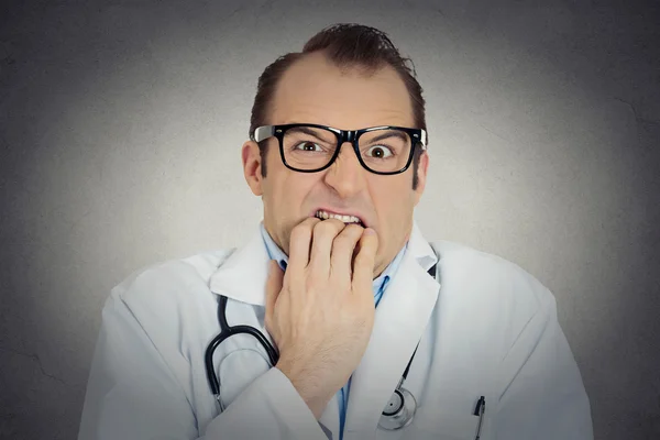 Onzeker, gekke mannelijke arts onzeker psychiater met glazen — Stockfoto