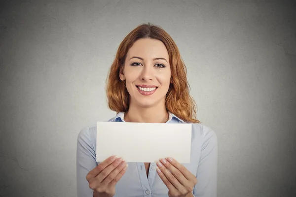 Mujer emocionada mostrando el signo vacío de la tarjeta de papel en blanco con espacio de copia — Foto de Stock