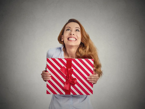 Подарочная коробка в руках молодой счастливой женщины — стоковое фото