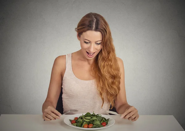 Jonge vrouw eet groene salade — Stockfoto