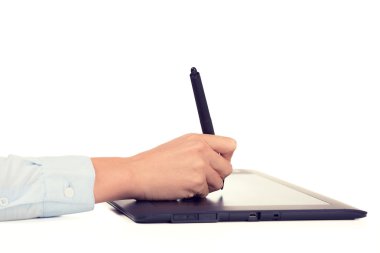 Dijital tablet kalemi ve bilgisayar kullanarak grafik tasarımcı el