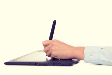 Dijital tablet kalemi ve bilgisayar kullanarak grafik tasarımcı el