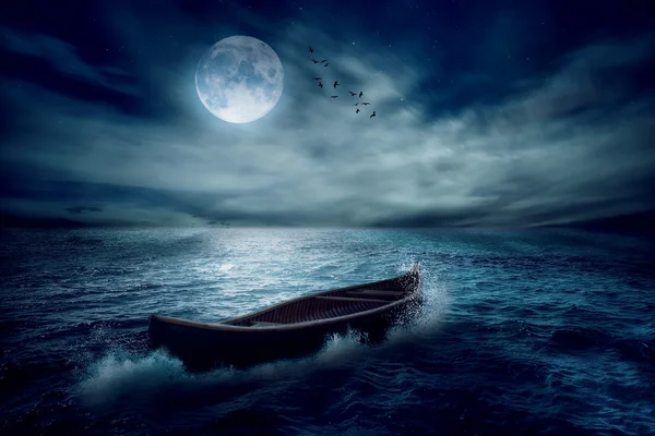 Boat drifting away from past in middle of ocean after storm without course — Stock Photo, Image