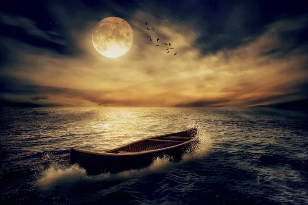 Boat drifting away from past in middle of ocean after storm without course — Stock Photo, Image