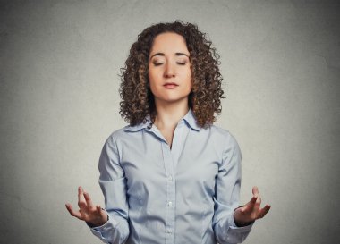 genç kadın gözleri kapalı meditasyon 