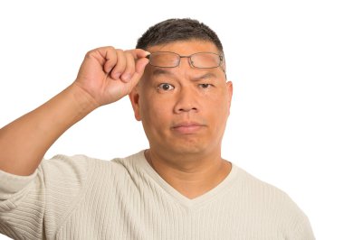 Gözlüklü kuşkuyla bakıyorsun ciddi orta yaşlı adam 