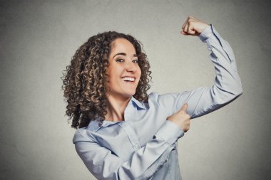 Onun gücünü gösteren kasların esneme uygun genç sağlıklı model kadın
