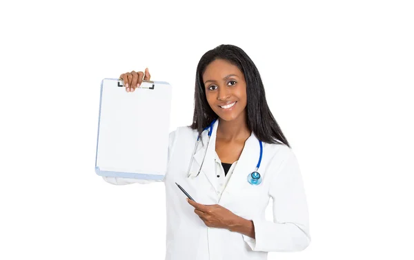 Profissional de saúde médico segurando área de transferência em branco apontando com caneta — Fotografia de Stock