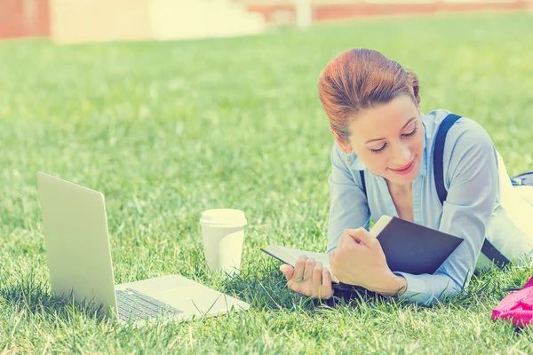 Studentin studiert im Park Lesebuch — Stockfoto