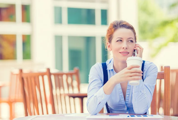 Mulher sorrindo falando no telefone celular fora do prédio de escritórios corporativos — Fotografia de Stock