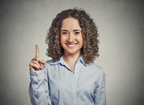 деловая женщина указывает на то, что мы номер один
