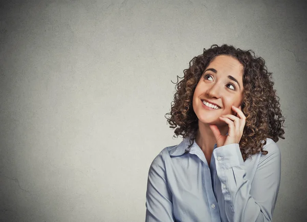 Feliz hermosa mujer pensando mirando hacia arriba — Foto de Stock