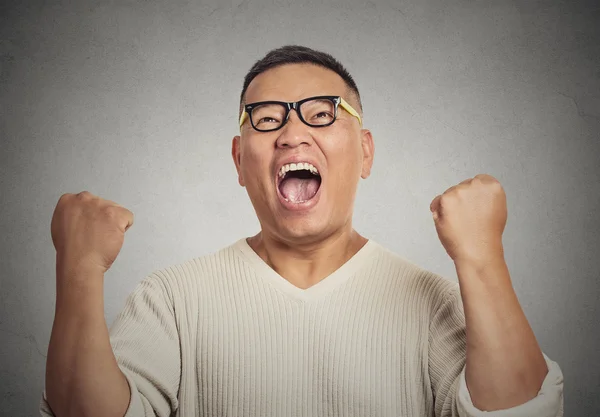 Succesvolle student met glazen man winnen, vuisten gepompt — Stockfoto