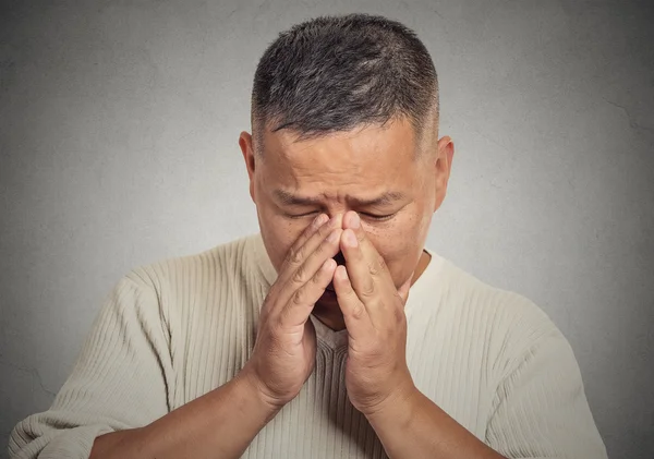 Triste joven mirando hacia abajo — Foto de Stock