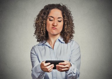 Kadın mutsuz, manifatura süre cep telefonunda bir kişi tarafından rahatsız