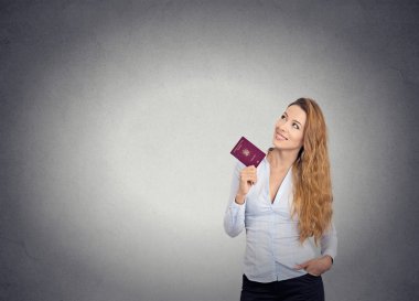 mutlu bir kadın ayakta tutan pasaport yeni hayat hayal arıyorum gülümseyen