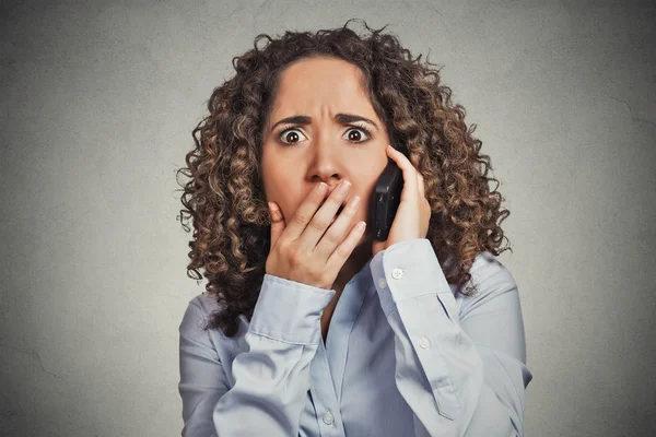 Shocked stunned woman getting bad news while talking on mobile phone — Stock Photo, Image