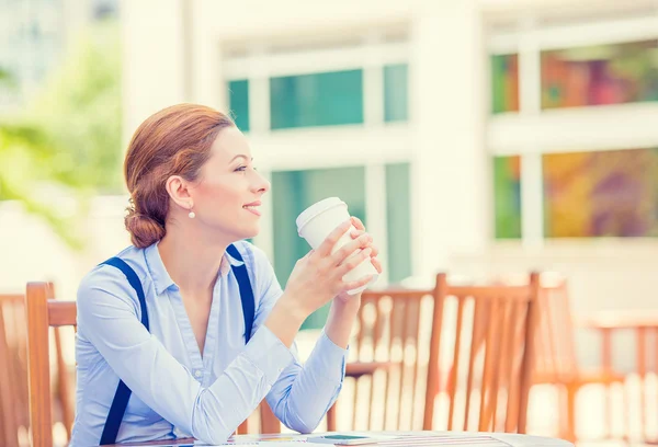 युवा मुस्कुरा रही महिला कॉर्पोरेट कार्यालय के बाहर कॉफी पी रही — स्टॉक फ़ोटो, इमेज