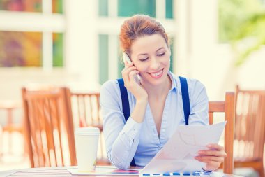 profesyonel kadın cep telefonu üzerinde belgeleri gözden geçirme söz 