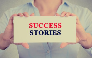 Kart işareti başarı öyküleri kısa mesaj ile holding işkadını eller