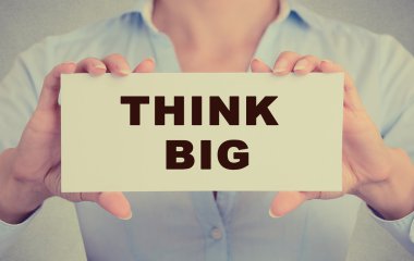 Büyük metin mesajı kart işareti ile holding işkadını eller düşünüyorum