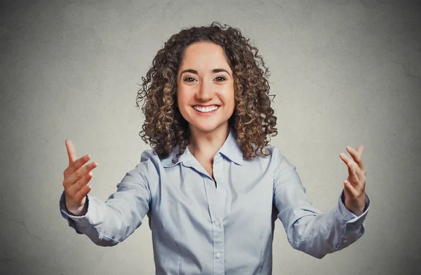 Gelukkige vrouw animaties met wapens te komen en geef haar een beer-knuffel — Stockfoto