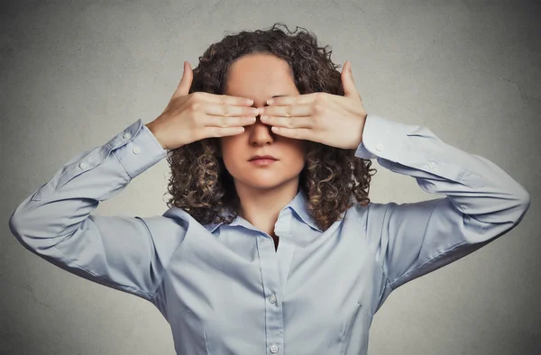 Kvinna som täcker blundar med händer kan inte se gömmer sig undvika situationen — Stockfoto