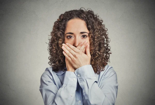 Kvinna som täcker stängd mun med händerna. Tala inte illa — Stockfoto