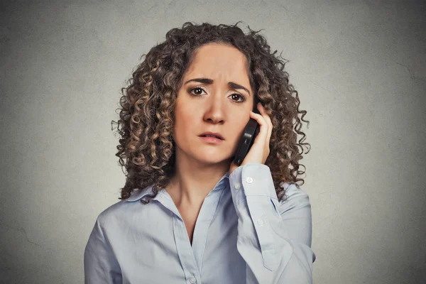 Sorgliga unga kvinnan talar i mobiltelefon — Stockfoto