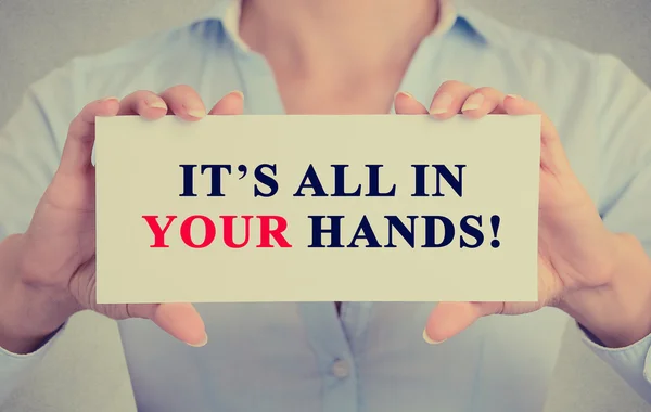 Affärskvinna med händerna hålla kortet med det är allt i dina händer! meddelande — Stockfoto