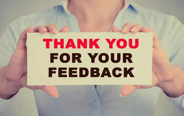 Geschäftsfrau reicht Karte mit Dankeschön für Ihre Feedback-Nachricht — Stockfoto