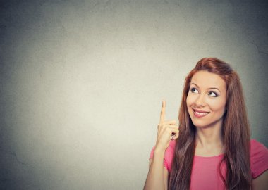 kadın boş kopya alanı, parmakla işaret eden oktan yukarı seyir düşünüyorum