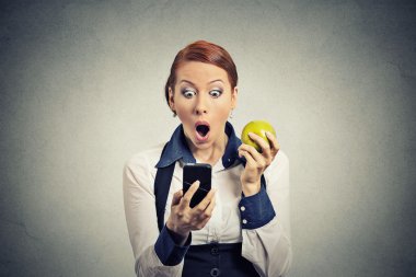 seyir telefon kötü haber görmek endişeli şok iş kadını 