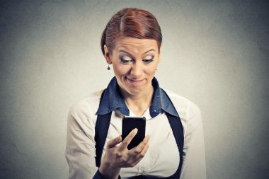 Genç işkadını akıllı telefon kötü haberleri okuma memnun