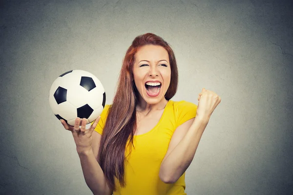 Ritratto donna eccitata urlando celebrando il successo della squadra tenendo il calcio — Foto Stock