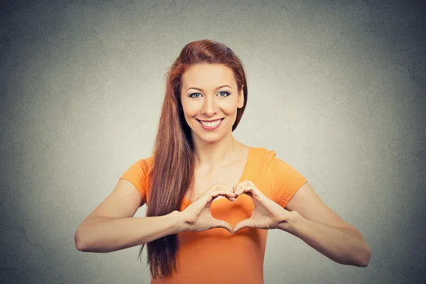 Porträt lächelnd fröhlich glücklich Frau macht Herzzeichen mit Händen — Stockfoto