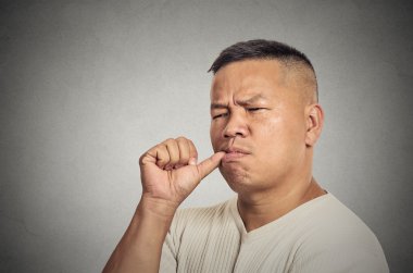 Hiçbir şey yapmadan başparmak emme tembel genç adam