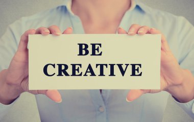 Beyaz kart işareti ile tutarak işkadını yaratıcı kısa mesaj gibi de 