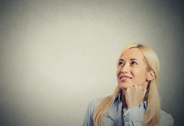 Glücklich schöne Frau denken Blick nach oben isoliert graue Wand Hintergrund — Stockfoto