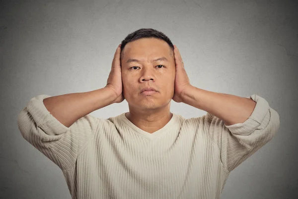 Kulakları gözlemleyerek kapsayan orta yaşlı adam