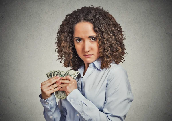 Mujer codiciosa empresa corporativa empleado sosteniendo billetes de dólar firmemente —  Fotos de Stock