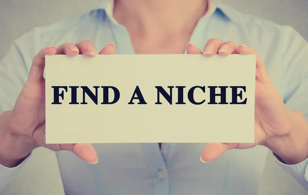 Businesswoman hands holding card sign with Find a Niche message — Stock Photo, Image