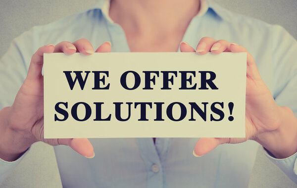 Деловая женщина руки держания знак с мы предлагаем решения
! 