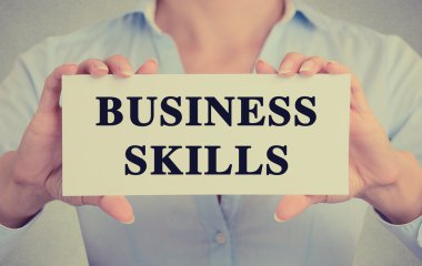 Closeup işkadını holding işareti iş kısa mesaj ile eller