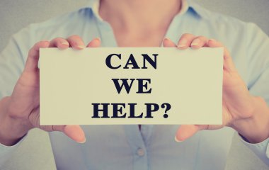 İşkadını eller can işaretiyle tutan biz yardım metni