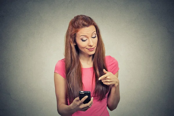 Naštvaná žena nešťastný, naštvaný, něco na její mobilní telefon SMS — Stock fotografie