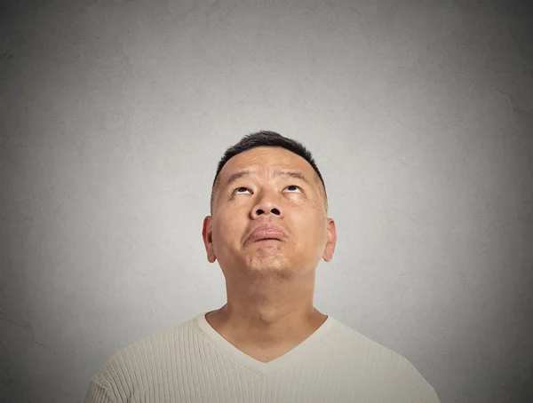 Retrato decepcionado jovem olhando para cima — Fotografia de Stock